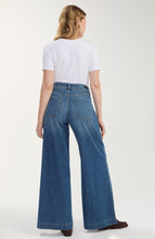 Load image into Gallery viewer, Kit High Rise Wide Leg Jeans
